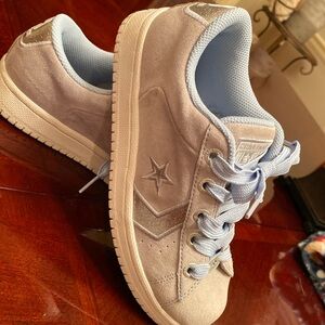 Women’s converse , excellent condition, gray and baby blue